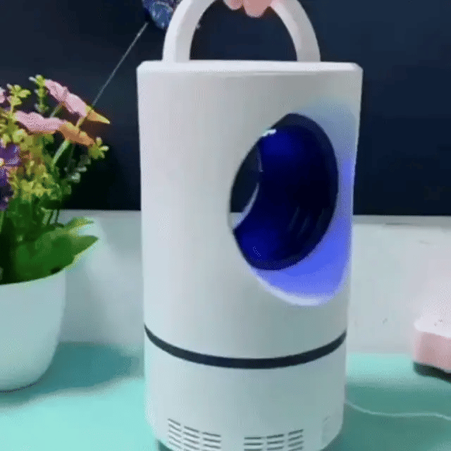 Combina luz UV y un ventilador de succión para atraer y capturar todo tipo de insectos